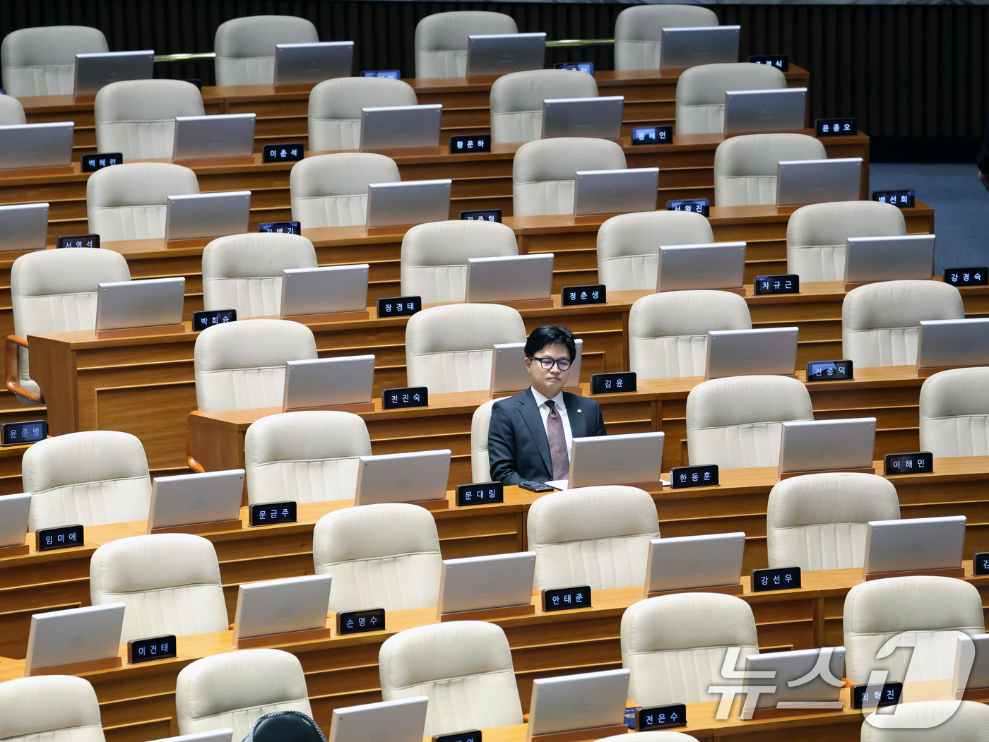 (서울=뉴스1) 황기선 기자 = 한동훈 무소속 의원이 5일 오후 서울 여의도 국회 본회의장에서 자리하고 있다. 2026.6.5/뉴스1