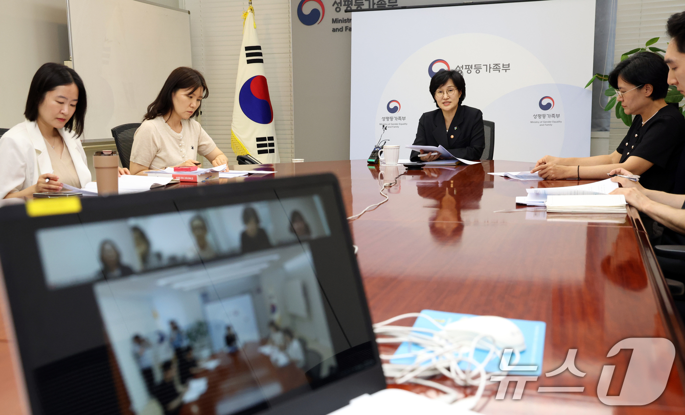 (서울=뉴스1) 김명섭 기자 = 원민경 성평등가족부 장관이 5일 서울 종로구 세종대로 정부서울청사에서 열린 스토킹·교제폭력 피해자 지원시설 영상 간담회에서 모두 발언을 하고 있다. …