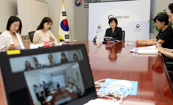 스토킹·교제폭력 피해자 지원시설과 소통하는 원민경 장관