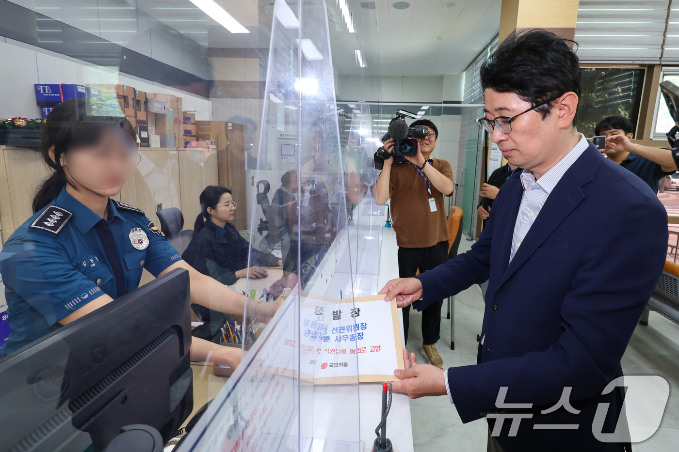 (서울=뉴스1) 안은나 기자 = 주진우 국민의힘 의원이 5일 오후 서울 종로구 서울지방경찰청을 찾아 '투표용지 부족' 사태와 관련 중앙선거관리위원회 노태악 위원장과 허철훈 사무총장 …