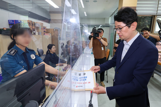 서울경찰청에 선관위 고발장 접수하는 주진우
