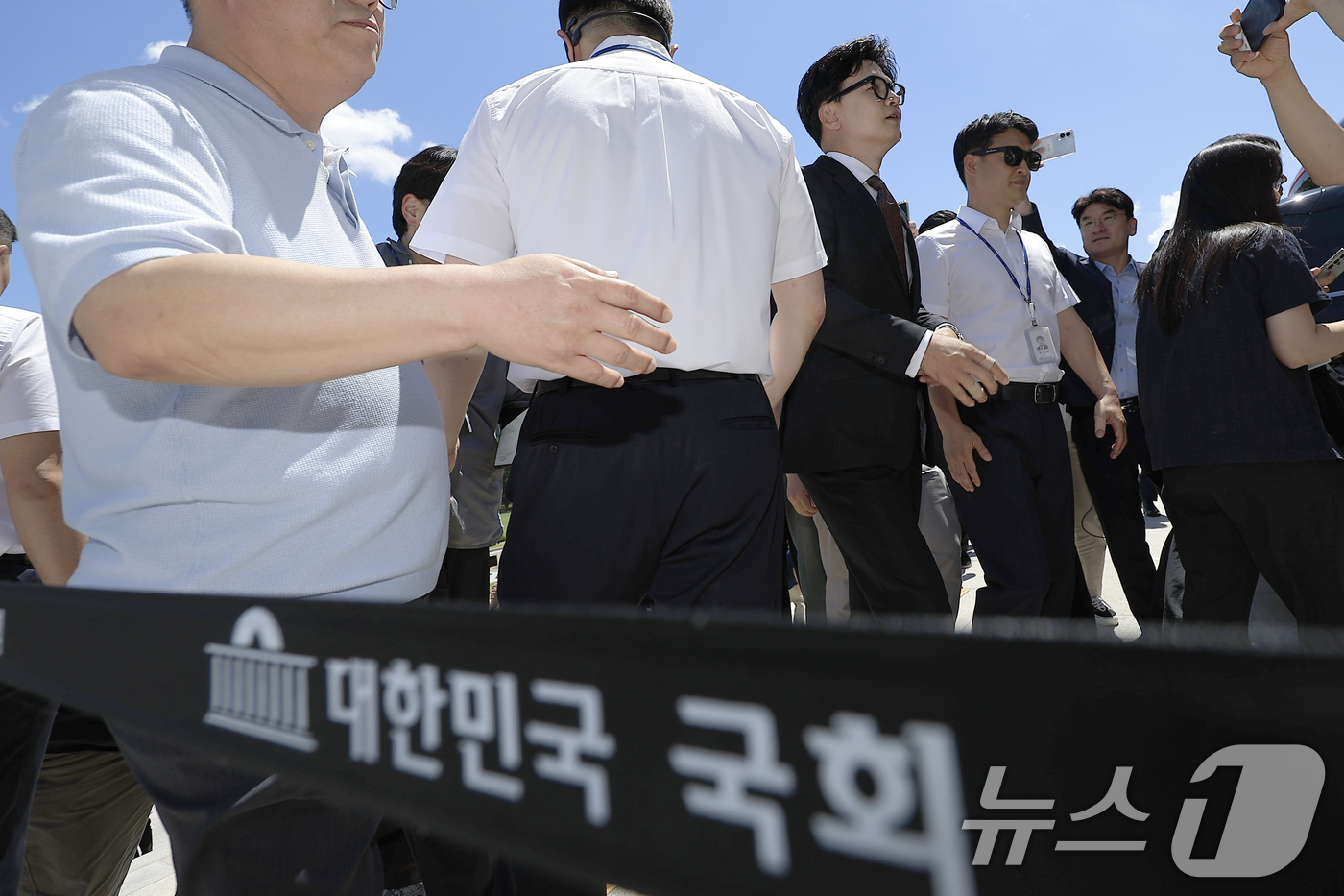 (서울=뉴스1) 박정호 기자 = 무소속 한동훈 의원이 5일 오후 서울 여의도 국회의사당 본청으로 지지자들의 환영을 받으며 첫 출근길에 나서고 있다.  2026.6.5/뉴스1
