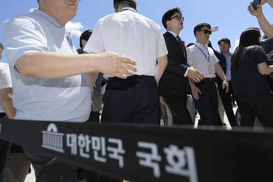 한동훈, 의원 신분으로 국회 첫 출근