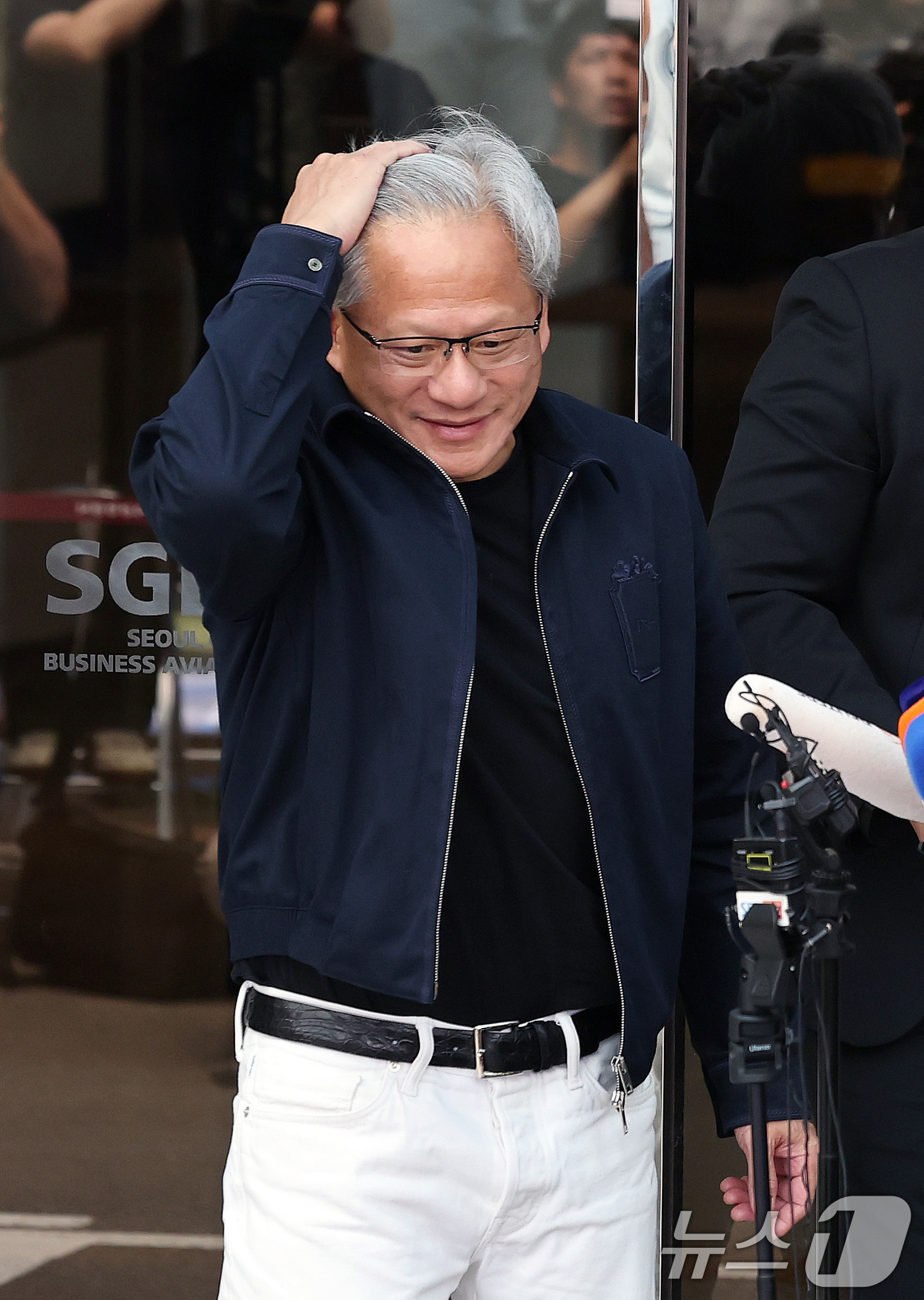 (서울=뉴스1) 박지혜 기자 = 젠슨 황 엔비디아 최고경영자(CEO)가 5일 오후 서울 강서구 서울김포비즈니스항공센터(SGBAC)를 통해 입국해 취재진 질문을 받으며 머리를 쓸어 …