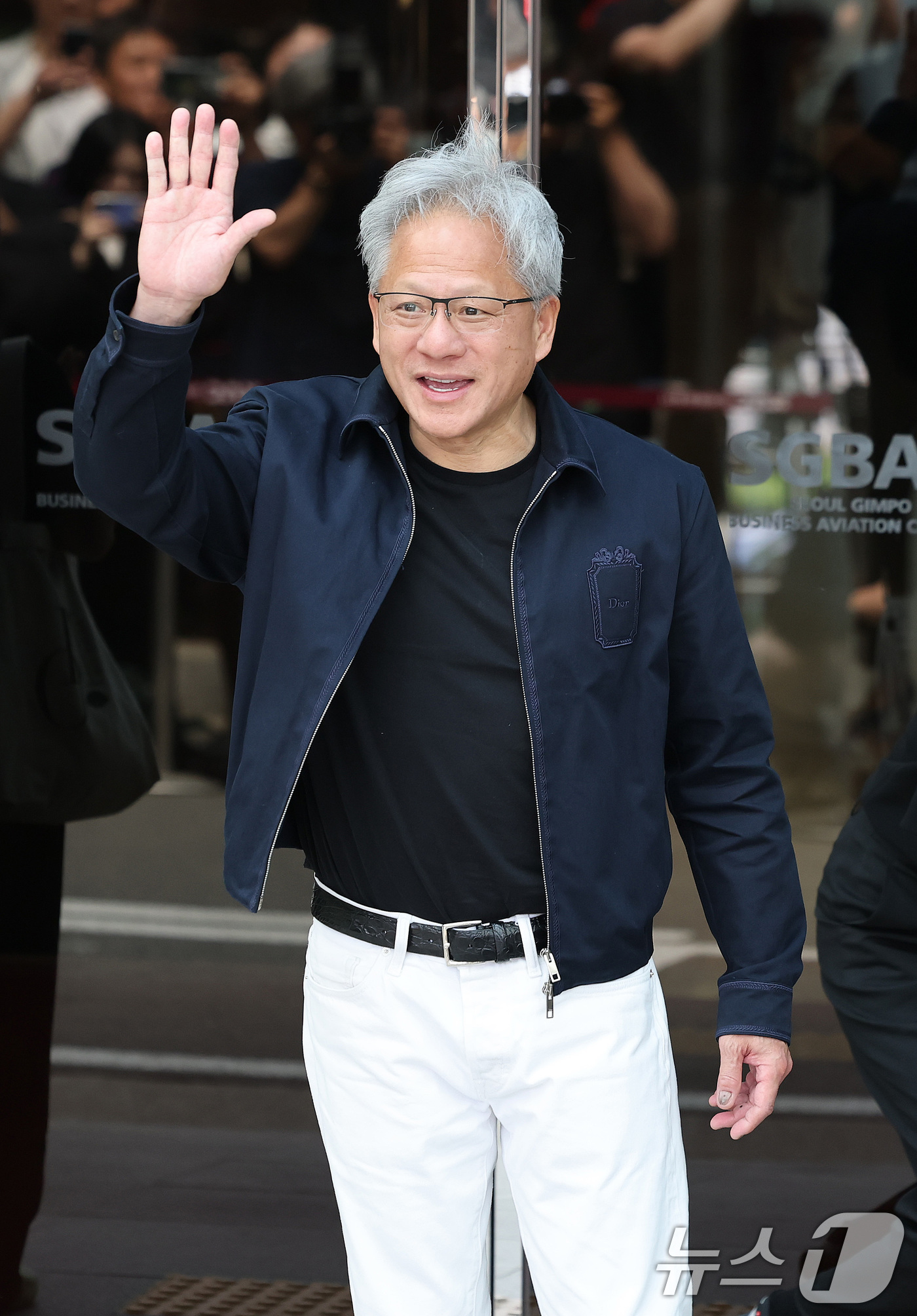 (서울=뉴스1) 박지혜 기자 = 젠슨 황 엔비디아 최고경영자(CEO)가 5일 오후 서울 강서구 서울김포비즈니스항공센터(SGBAC)를 통해 입국하고 있다.젠슨 황은 이날 국내 주요 …