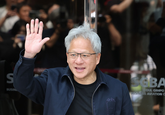 손 인사 하는 젠슨황