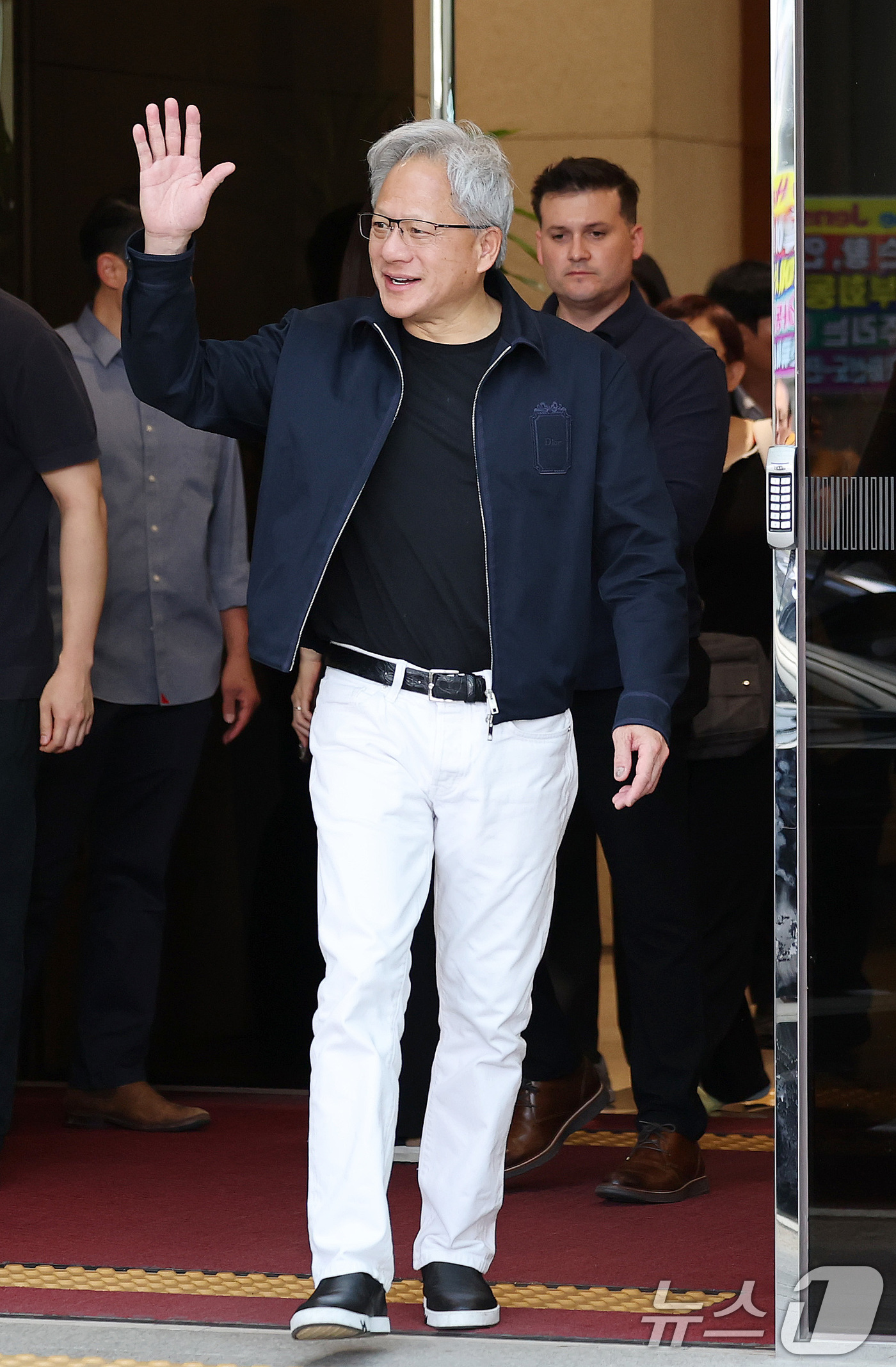 (서울=뉴스1) 박지혜 기자 = 젠슨 황 엔비디아 최고경영자(CEO)가 5일 오후 서울 강서구 서울김포비즈니스항공센터(SGBAC)를 통해 입국하고 있다.젠슨 황은 이날 국내 주요 …