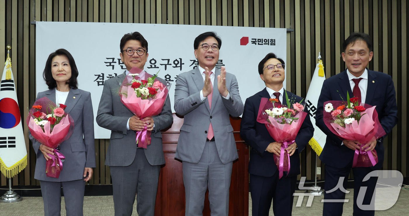 (서울=뉴스1) 황기선 기자 = 6·3 재보궐선거로 당선된 국민의힘 이진숙, 유의동, 윤용근, 김태규 의원이 5일 오후 서울 여의도 국회에서 열린 의원총회에서 송언석 원내대표에게 …