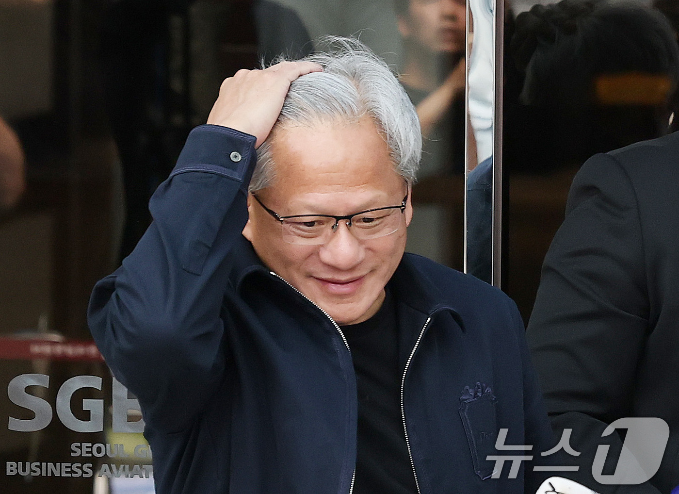 (서울=뉴스1) 박지혜 기자 = 젠슨 황 엔비디아 최고경영자(CEO)가 5일 오후 서울 강서구 서울김포비즈니스항공센터(SGBAC)를 통해 입국해 취재진 질문을 받으며 머리를 쓸어 …