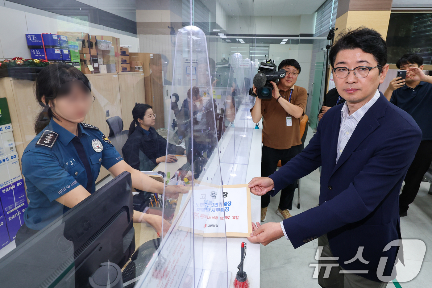 (서울=뉴스1) 안은나 기자 = 주진우 국민의힘 의원이 5일 오후 서울 종로구 서울지방경찰청을 찾아 '투표용지 부족' 사태와 관련 중앙선거관리위원회 노태악 위원장과 허철훈 사무총장 …