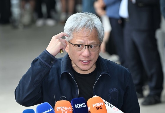 韓 찾은 젠슨 황, 배경훈 부총리 만나 'AI 깐부' 논의한다