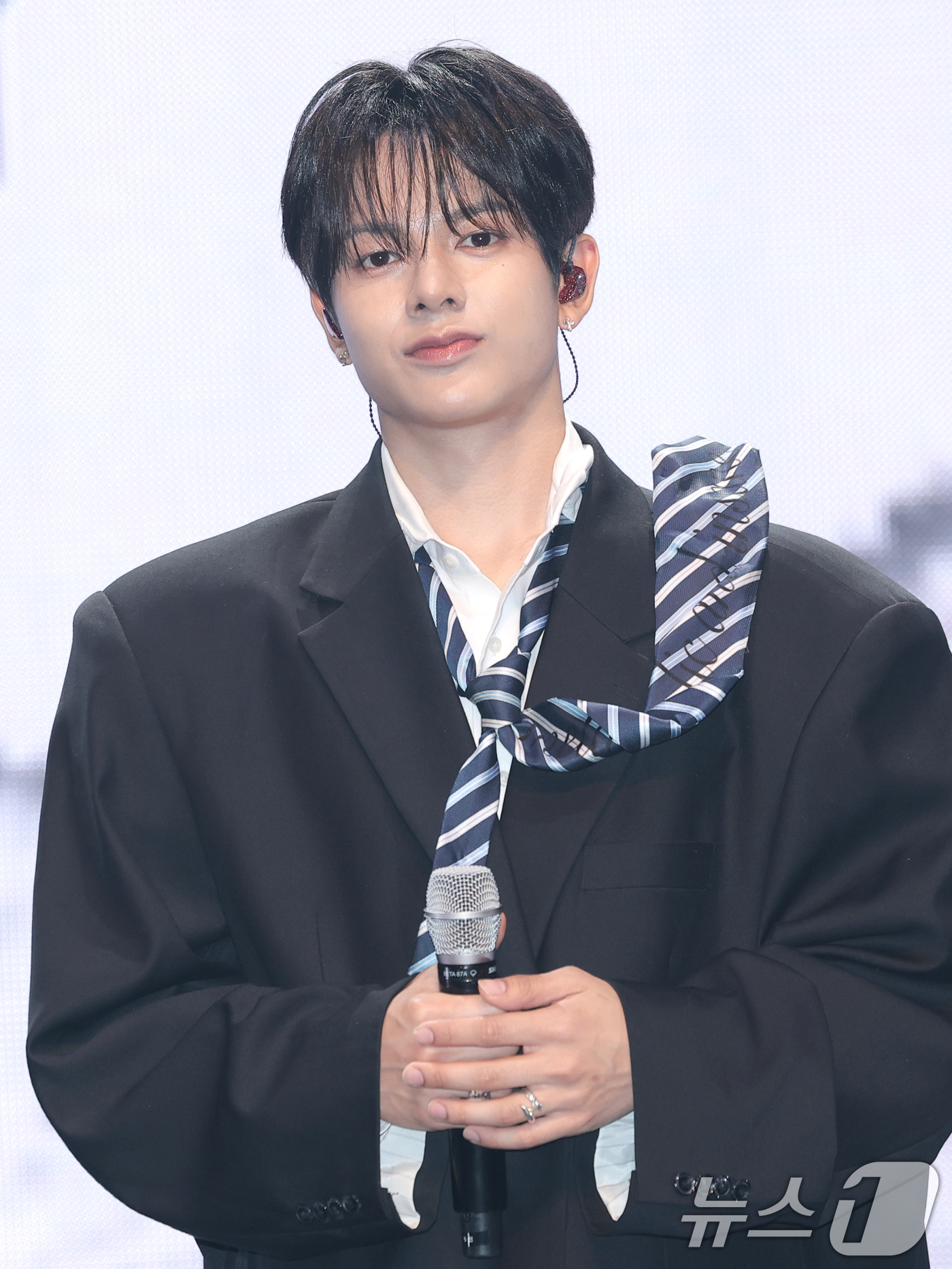 (서울=뉴스1) 권현진 기자 = 그룹 네이즈(NAZE)의 턴이 5일 서울 서대문구 이화여자대학교 삼성홀에서 열린 미니 1집 'NAZE(네이즈) 데뷔 활동 보고회‘에서 미소를 짓고 …