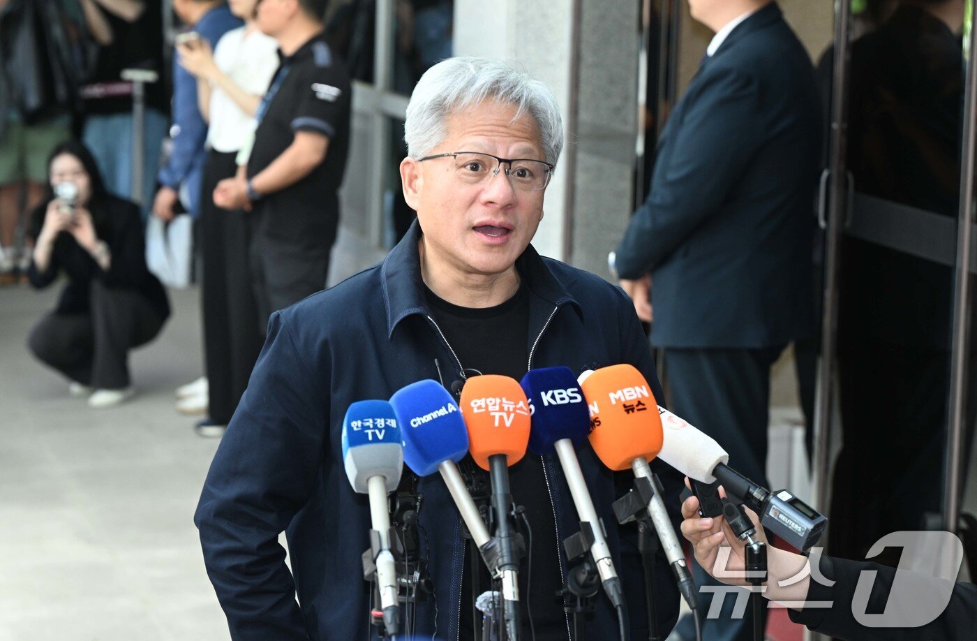 본문 이미지 - 젠슨 황 엔비디아 최고경영자(CEO)가 5일 서울 강서구 서울김포비즈니스항공센터를 통해 입국한 뒤 취재진의 질문에 답하고 있다. (공동취재) 2026.6.5 ⓒ 뉴스1 박지혜 기자