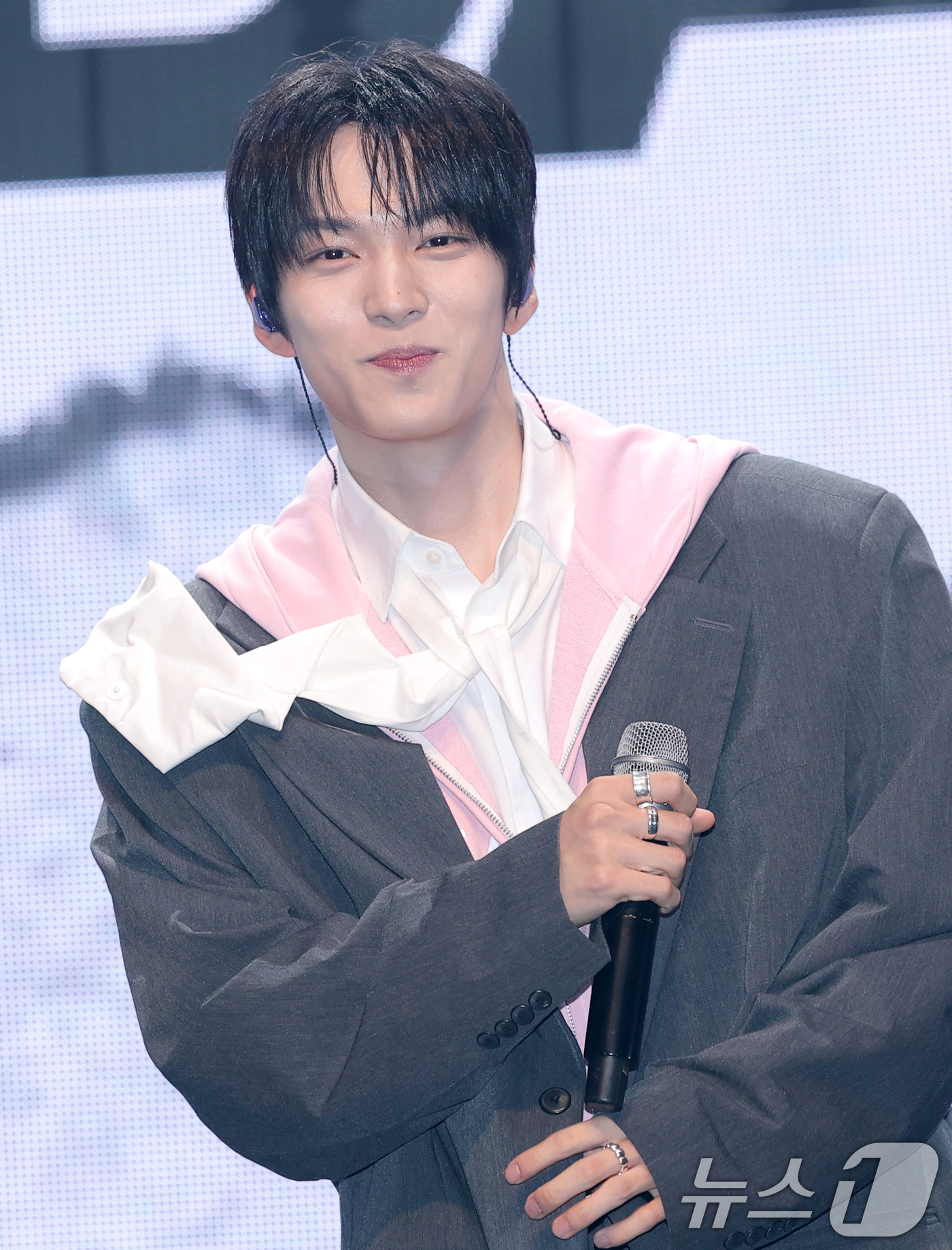 (서울=뉴스1) 권현진 기자 = 그룹 네이즈(NAZE)의 도혁이 5일 서울 서대문구 이화여자대학교 삼성홀에서 열린 미니 1집 'NAZE(네이즈) 데뷔 활동 보고회‘에서 미소를 짓고 …