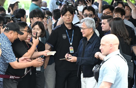 젠슨 황 '한국인들에게 인기만점'