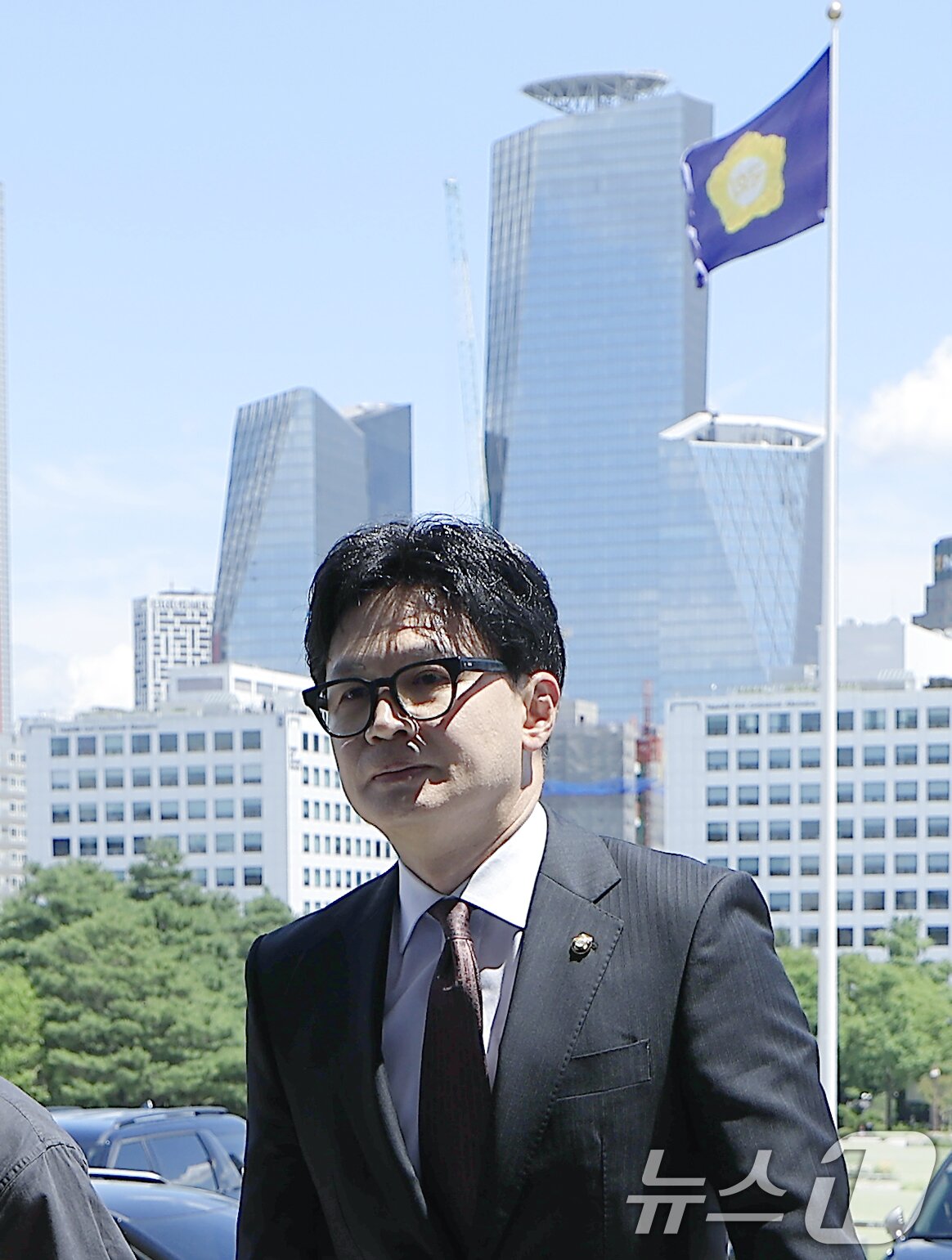 본문 이미지 - 무소속 한동훈 의원이 5일 오후 서울 여의도 국회의사당 본청으로 첫 출근을 하고 있다. 2026.6.5 ⓒ 뉴스1 박정호 기자