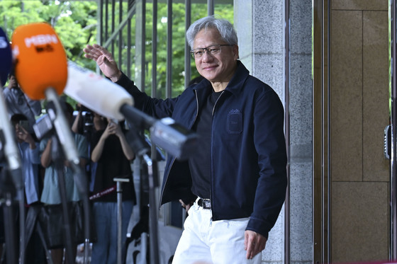 나흘 간 한국 일정 갖는 젠슨 황 '입국'