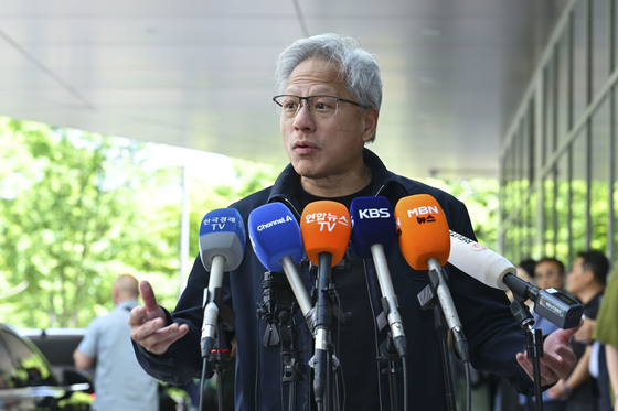취재진 질문에 답하는 엔비디아 젠슨 황 CEO