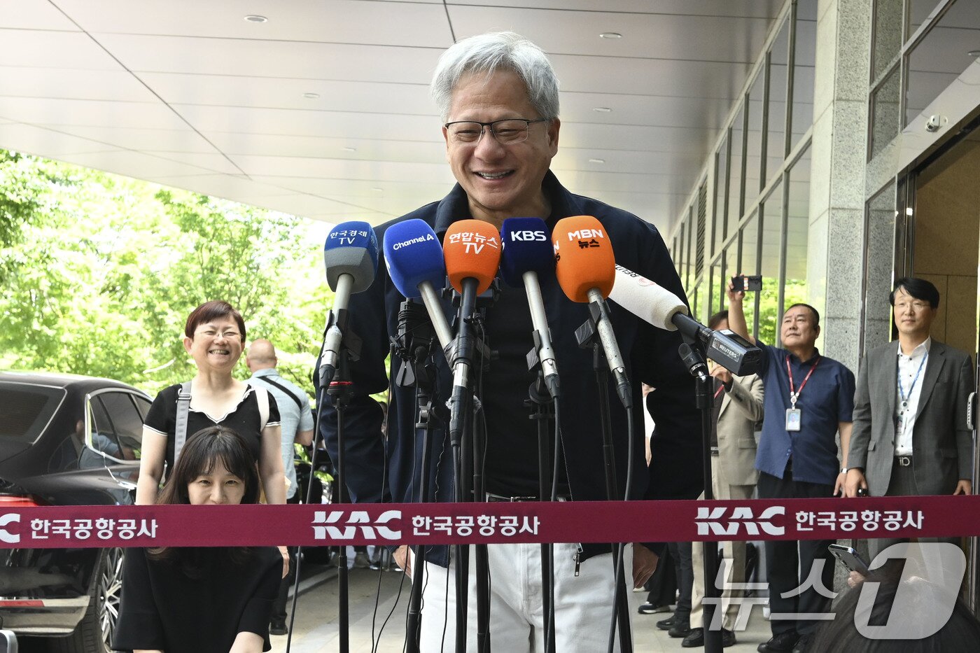 본문 이미지 - 젠슨 황 엔비디아 최고경영자(CEO)가 5일 서울 강서구 서울김포비즈니스항공센터를 통해 입국한 뒤 취재진의 질문에 답하고 있다. (공동취재) 2026.6.5 ⓒ 뉴스1 박지혜 기자