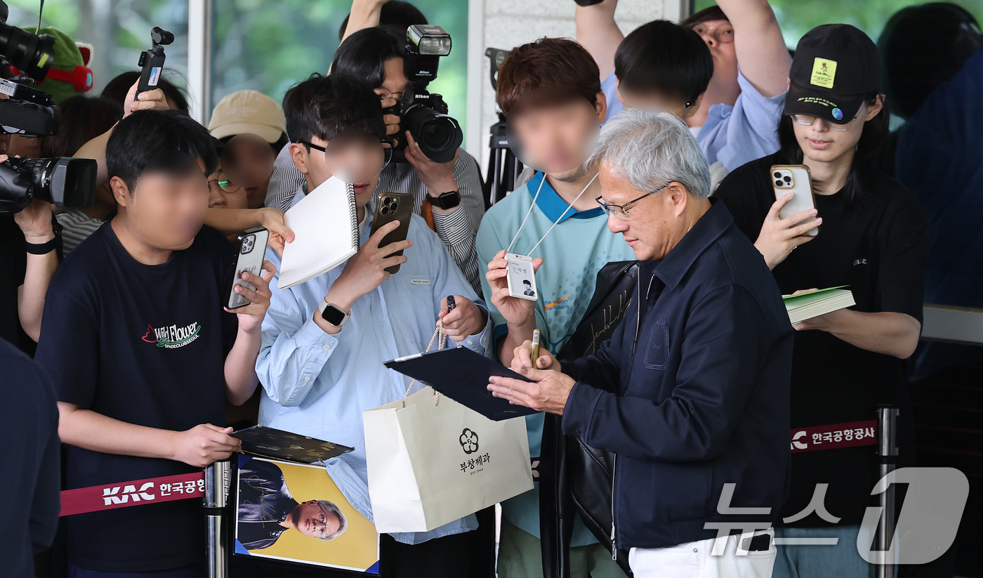 (서울=뉴스1) 박지혜 기자 = 젠슨 황 엔비디아 최고경영자(CEO)가 5일 오후 서울 강서구 서울김포비즈니스항공센터(SGBAC)를 통해 입국해 팬들에게 사인을 해주고 있다.젠슨 …