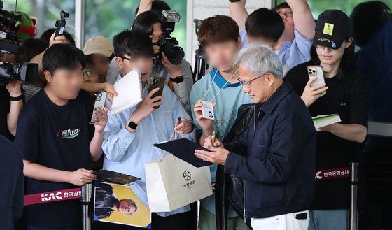 시민들에게 사인해주는 젠슨 황