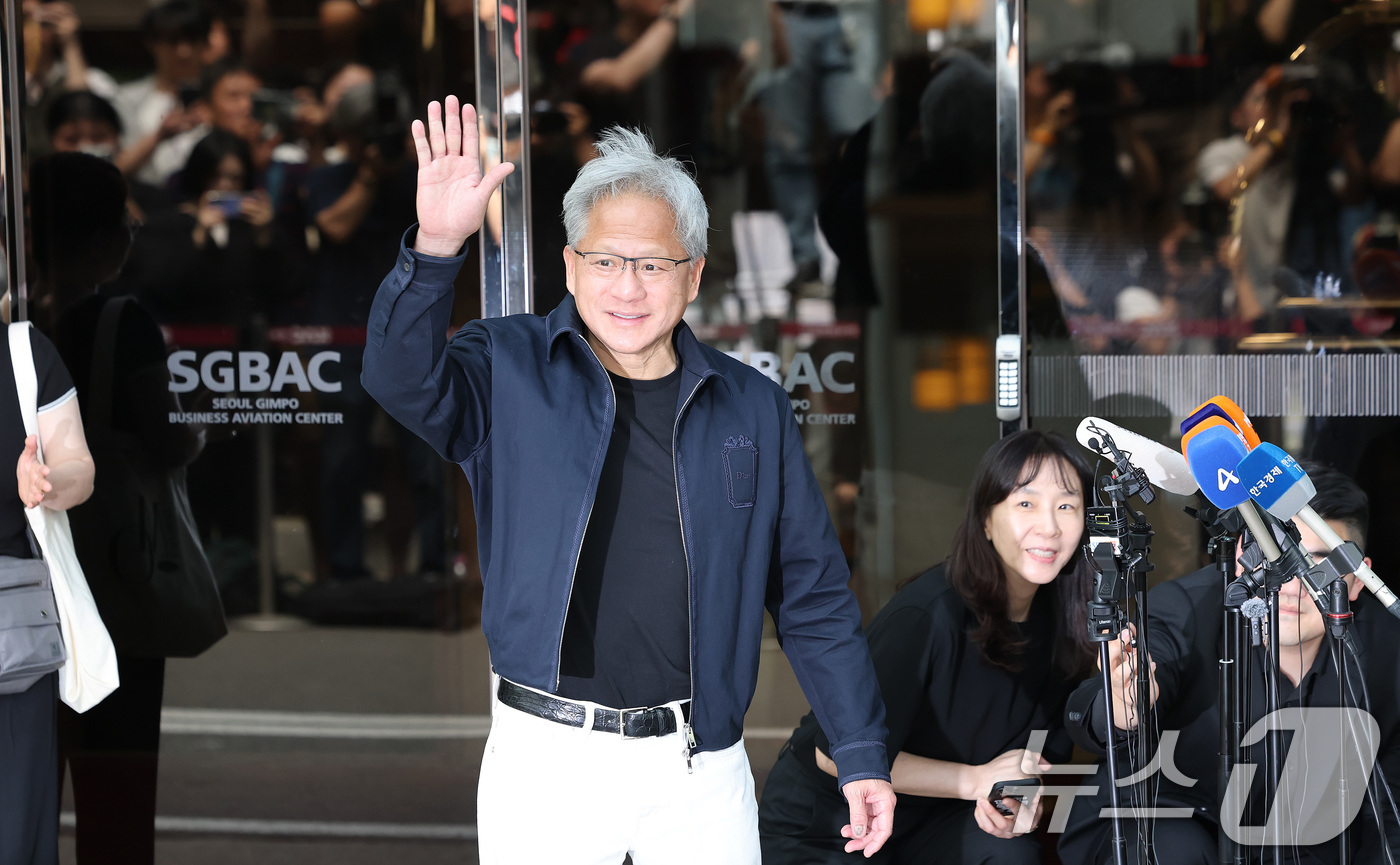(서울=뉴스1) 박지혜 기자 = 젠슨 황 엔비디아 최고경영자(CEO)가 5일 오후 서울 강서구 서울김포비즈니스항공센터(SGBAC)를 통해 입국하며 취재진을 향해 인사하고 있다.젠슨 …