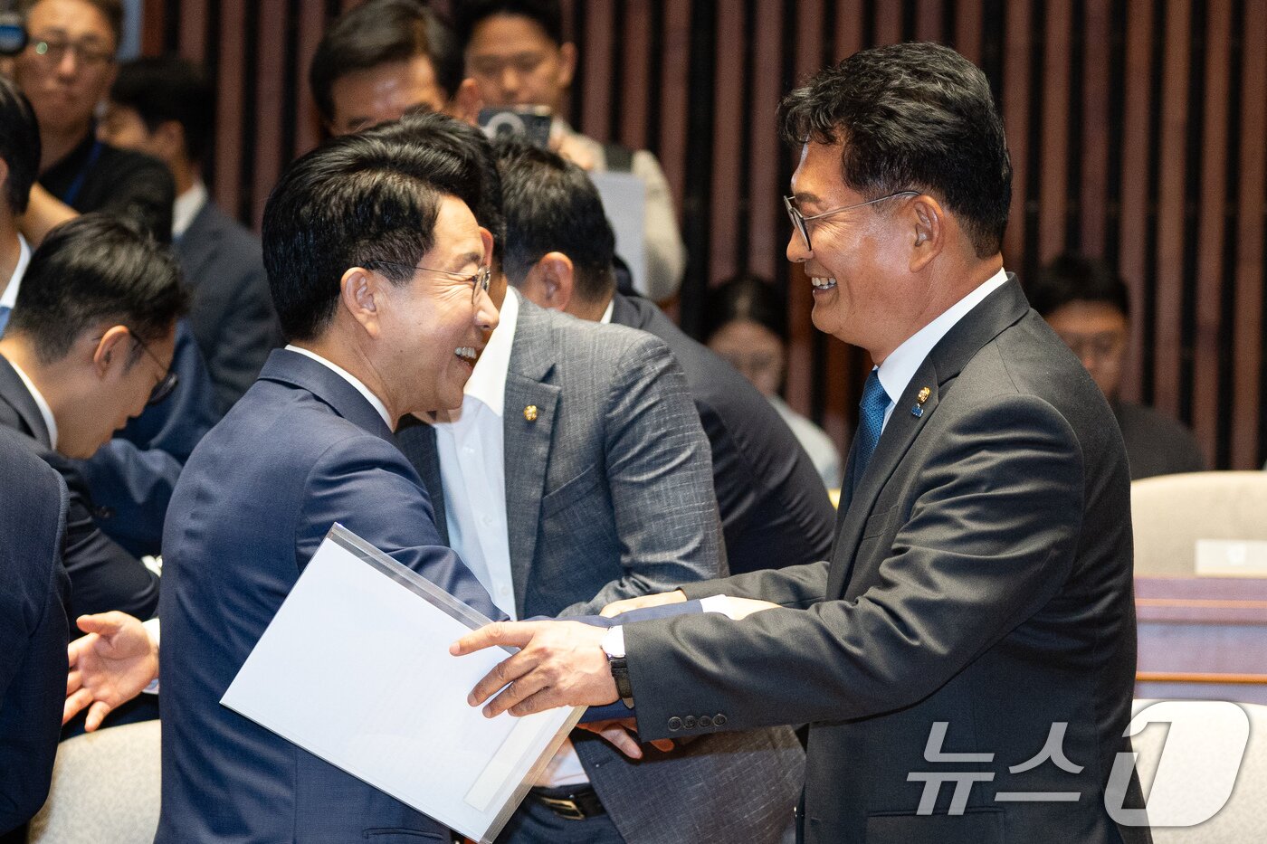 본문 이미지 - 더불어민주당 송영길 의원과 조정식 국회의장 후보가 5일 서울 여의도 국회에서 열린 의원총회에서 인사하고 있다. 2026.6.5 ⓒ 뉴스1 유승관 기자