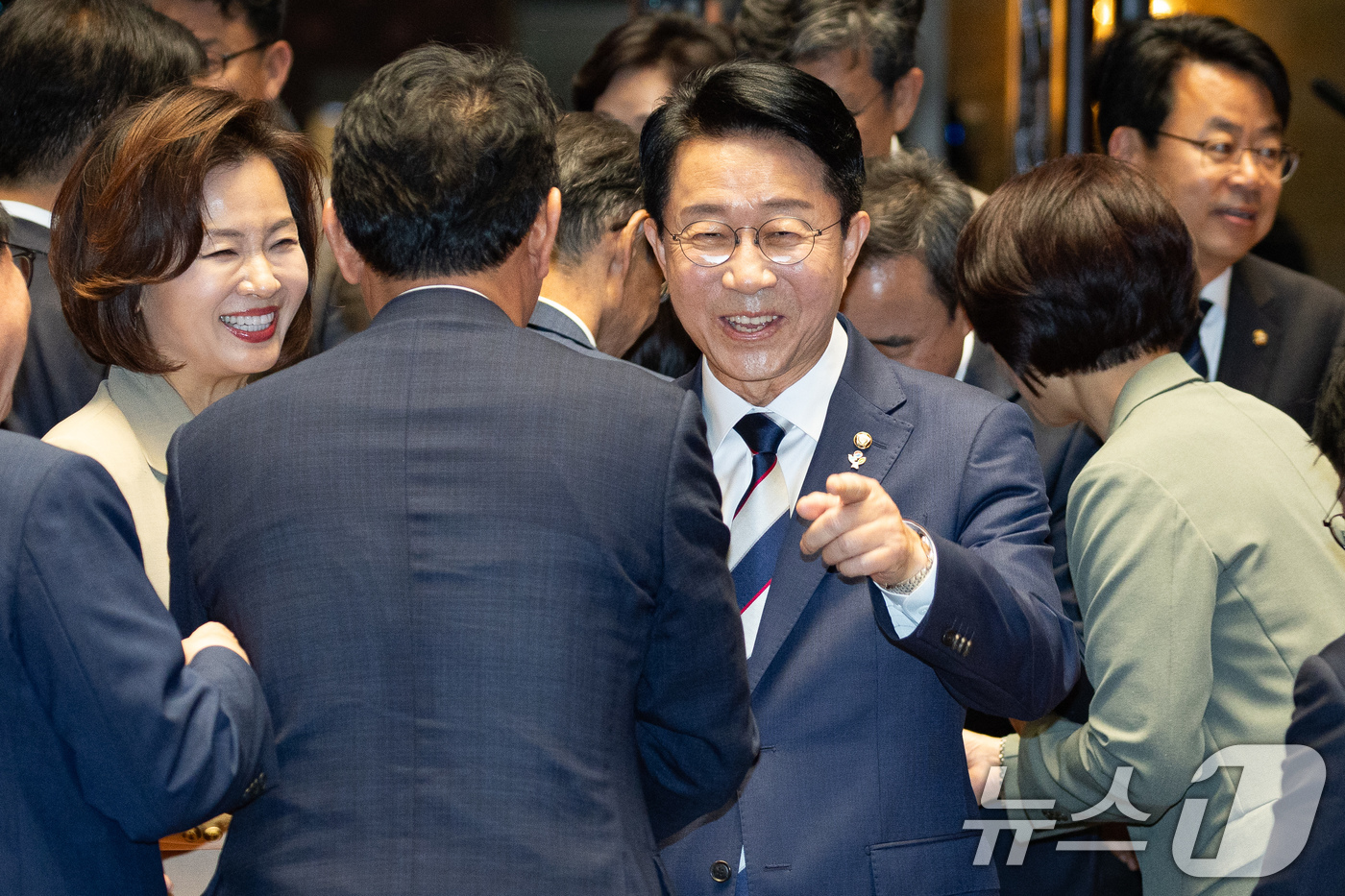 (서울=뉴스1) 유승관 기자 = 조정식 국회의장 후보가 5일 서울 여의도 국회에서 열린 더불어민주당 의원총회에 참석해 의원들과 인사하고 있다. 2026.6.5/뉴스1