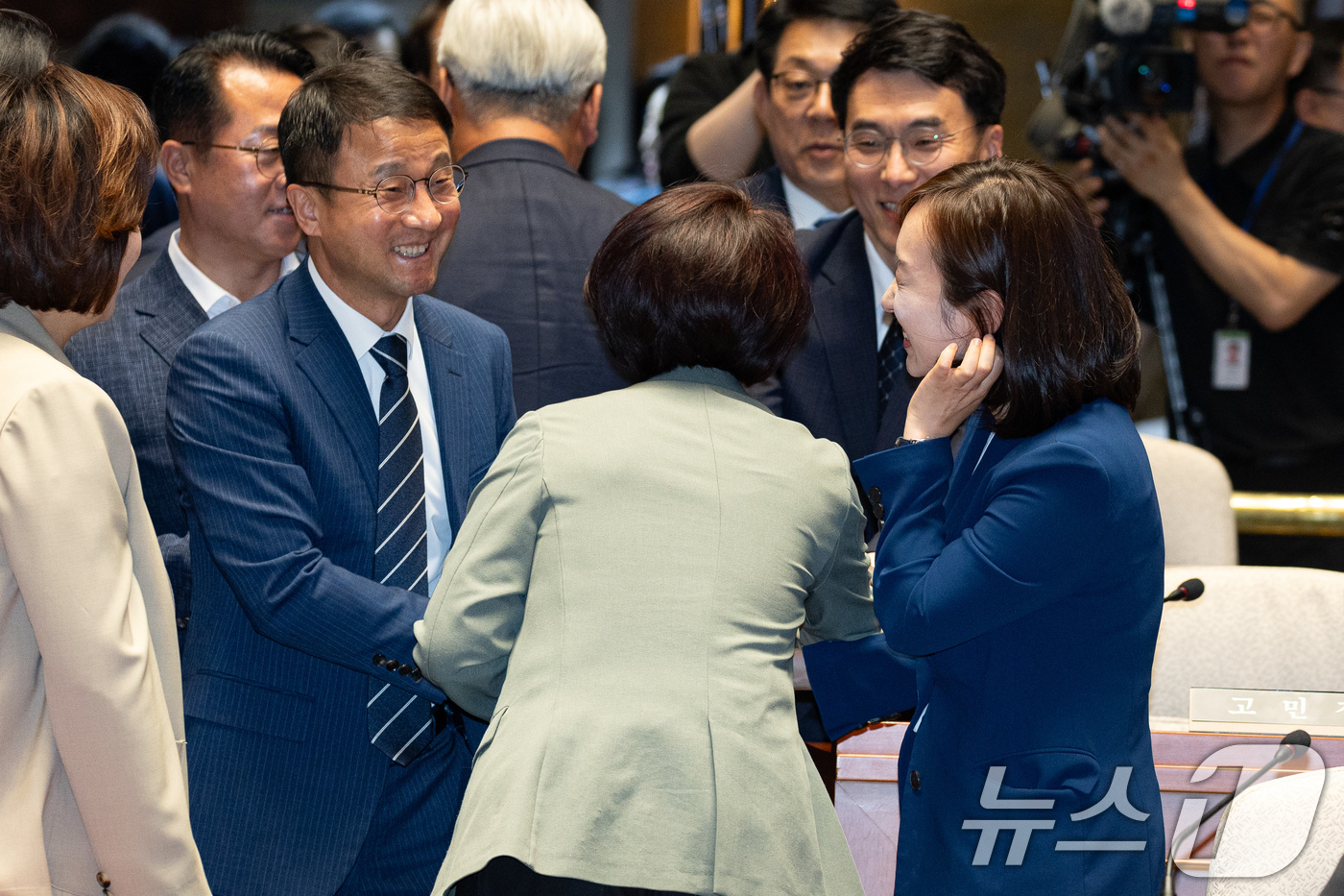(서울=뉴스1) 유승관 기자 = 한병도 더불어민주당 원내대표와 전은수 의원이 5일 서울 여의도 국회에서 열린 의원총회에서 인사하고 있다. 2026.6.5/뉴스1