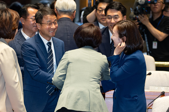 전은수 의원과 인사하는 한병도 원내대표