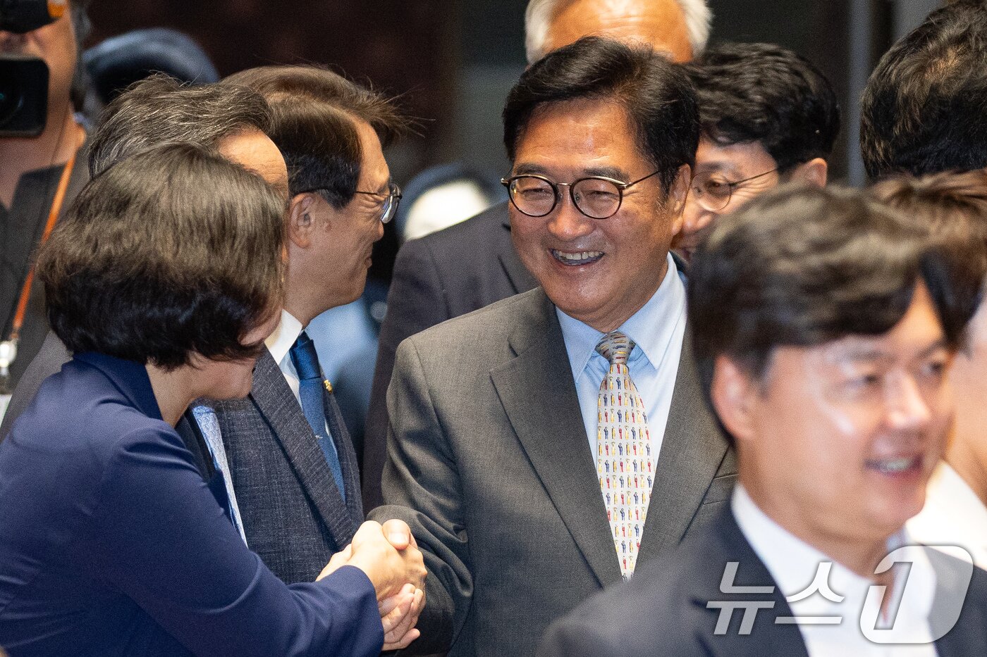 본문 이미지 - 우원식 전 국회의장이 지난 5일 서울 여의도 국회에서 열린 더불어민주당 의원총회에 참석해 의원들과 인사하고 있다. 2026.6.5 ⓒ 뉴스1 유승관 기자