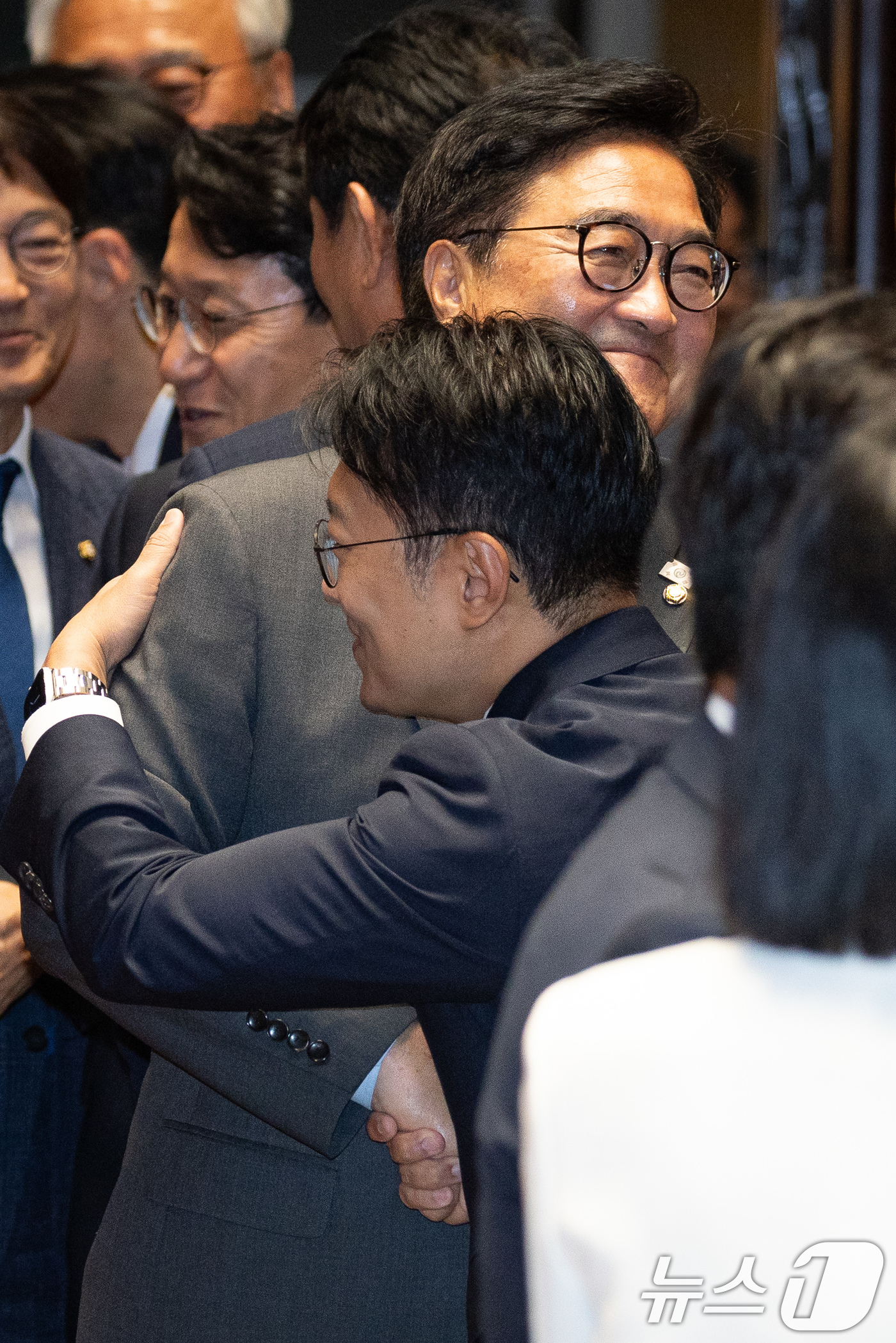 (서울=뉴스1) 유승관 기자 = 우원식 전 국회의장과 김남준 더불어민주당 의원이 5일 서울 여의도 국회에서 열린 의원총회에서 인사하고 있다. 2026.6.5/뉴스1