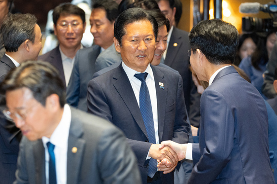 조정식 국회의장 후보와 인사 나누는 정청래 대표