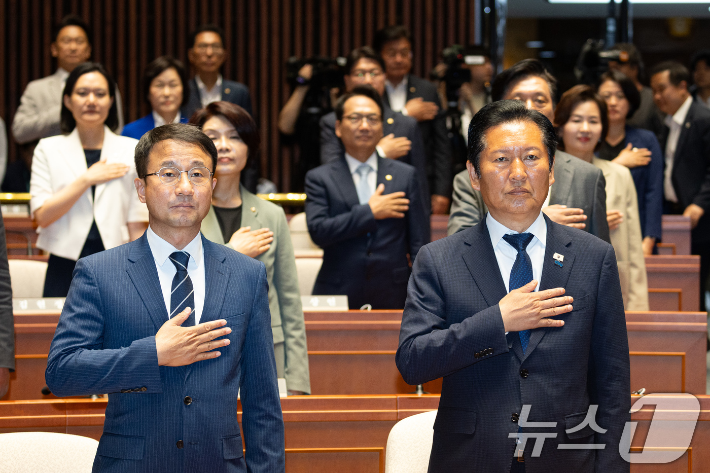(서울=뉴스1) 유승관 기자 = 정청래 더불어민주당 대표와 한병도 원내대표를 비롯한 의원들이 5일 서울 여의도 국회에서 열린 의원총회에서 국민의례를 하고 있다. 2026.6.5/뉴 …