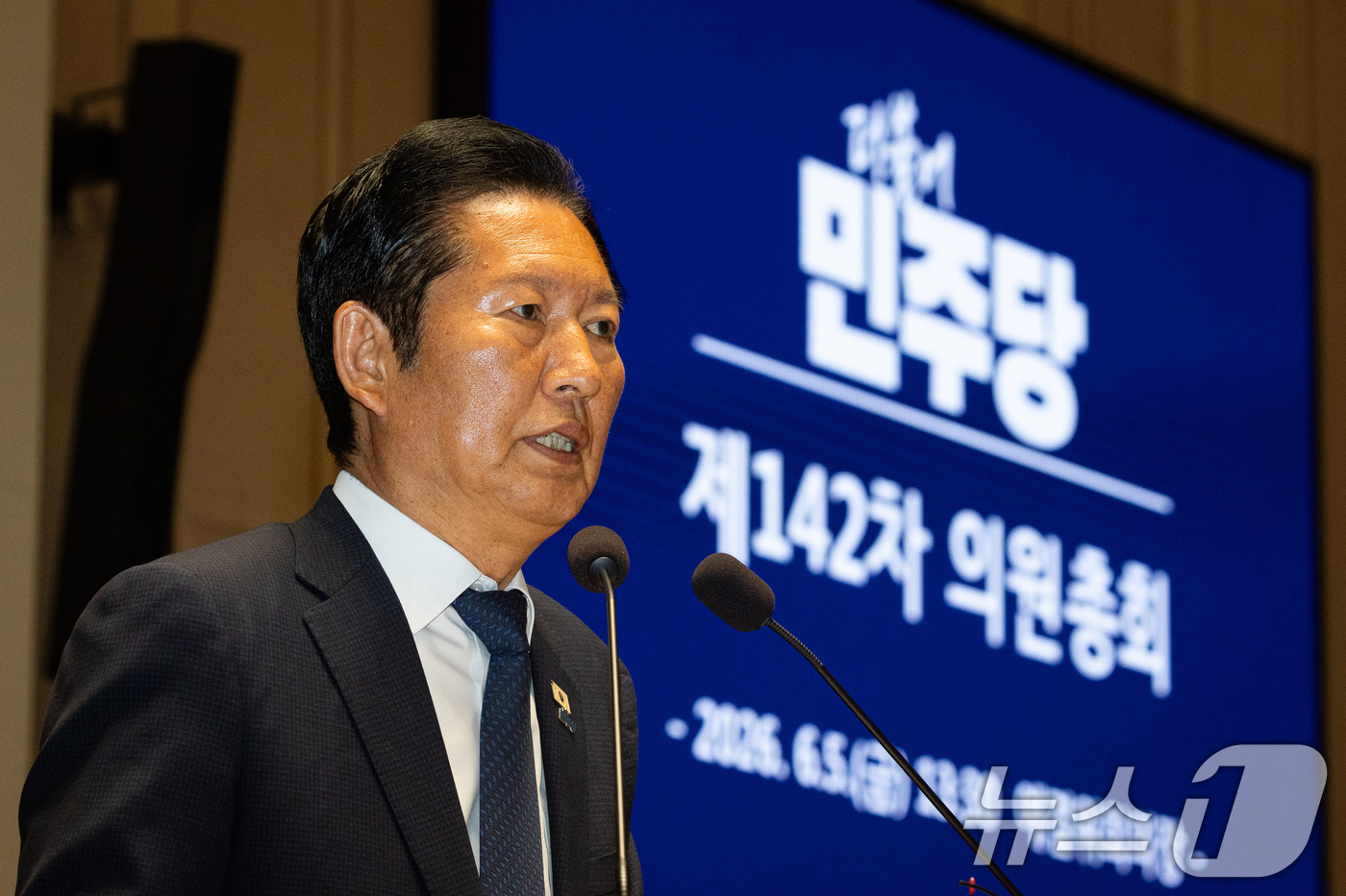 (서울=뉴스1) 유승관 기자 = 정청래 더불어민주당 대표가 5일 서울 여의도 국회에서 열린 의원총회에서 모두 발언을 하고 있다. 2026.6.5/뉴스1