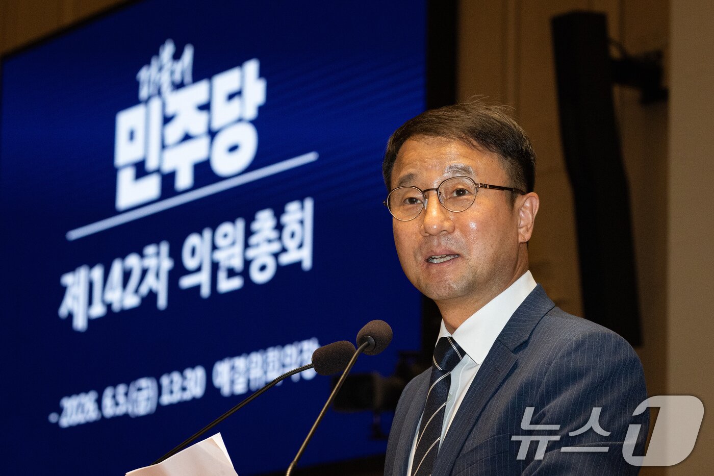 본문 이미지 - 한병도 더불어민주당 원내대표가 5일 서울 여의도 국회에서 열린 의원총회에서 모두 발언을 하고 있다. 2026.6.5 ⓒ 뉴스1 유승관 기자