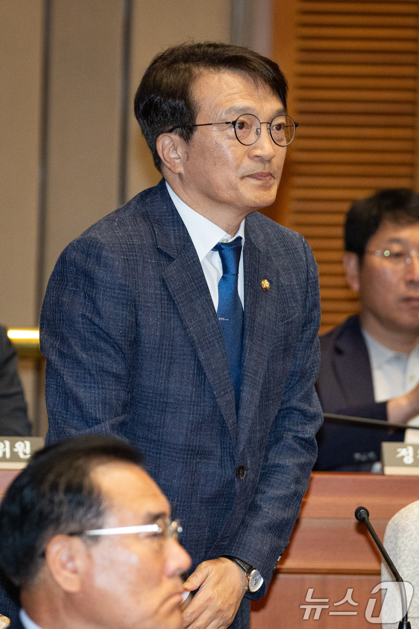 (서울=뉴스1) 유승관 기자 = 김의겸 더불어민주당 의원이 5일 서울 여의도 국회에서 열린 의원총회에서 인사하고 있다. 2026.6.5/뉴스1