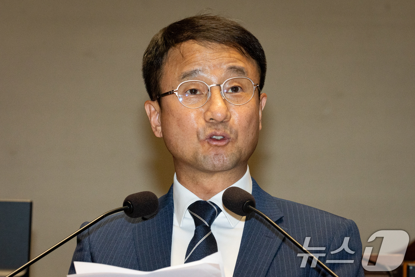 (서울=뉴스1) 유승관 기자 = 한병도 더불어민주당 원내대표가 5일 서울 여의도 국회에서 열린 의원총회에서 모두 발언을 하고 있다. 2026.6.5/뉴스1