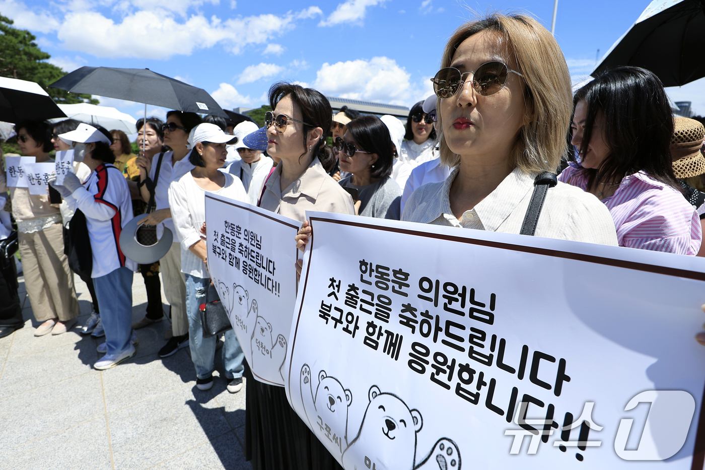 (서울=뉴스1) 박정호 기자 = 5일 오후 서울 여의도 국회의사당 본청 앞에 모인 한동훈 의원 지지자들이 응원 현수막을 펼쳐 들고 있다.  2026.6.5/뉴스1