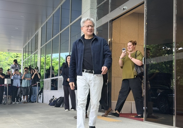 젠슨 황, 전세기 타고 입국…"韓에 줄 깜짝 선물 있다"   (종합)