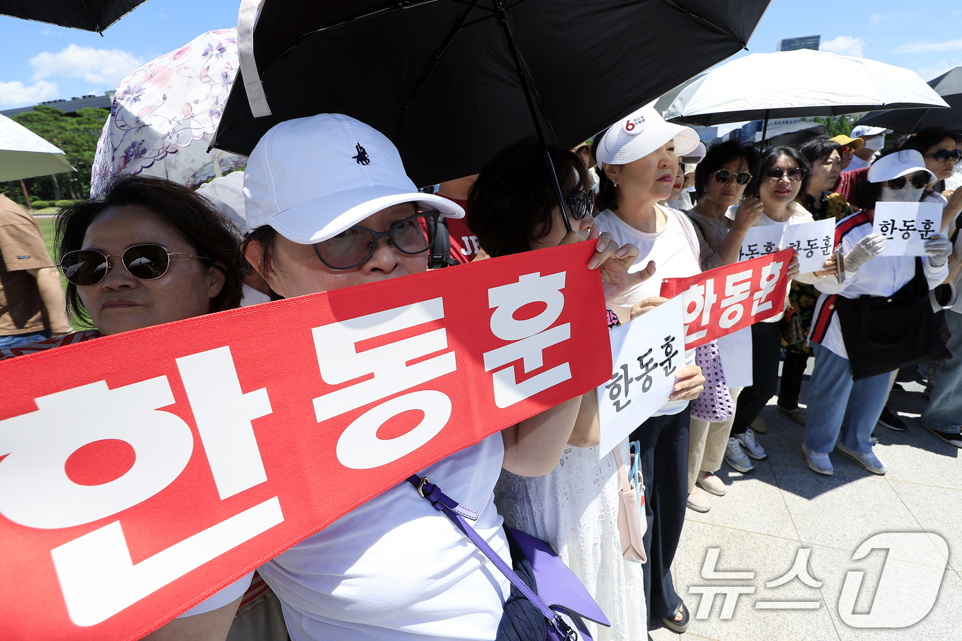 (서울=뉴스1) 박정호 기자 = 5일 오후 서울 여의도 국회의사당 본청 앞에 모인 한동훈 의원 지지자들이 '한동훈' 이름표를 펼쳐 들고 있다.  2026.6.5/뉴스1