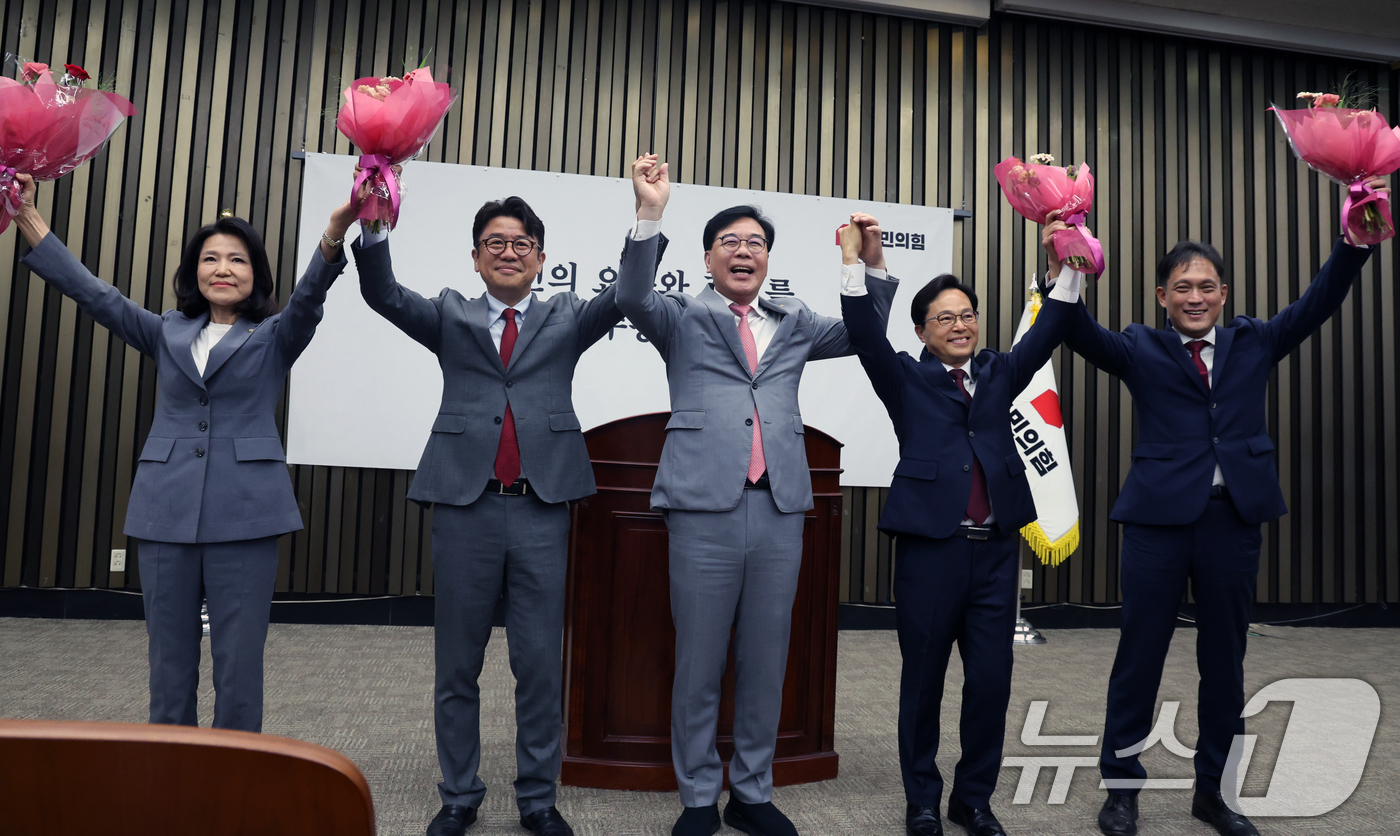 (서울=뉴스1) 황기선 기자 = 6·3 재보궐선거로 당선된 국민의힘 이진숙, 유의동, 윤용근, 김태규 의원이 5일 오후 서울 여의도 국회에서 열린 의원총회에서 송언석 원내대표에게 …