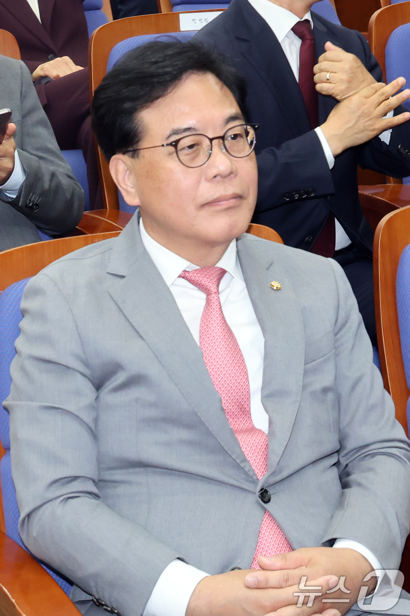 (서울=뉴스1) 황기선 기자 = 송언석 국민의힘 원내대표가 5일 오후 서울 여의도 국회에서 열린 의원총회에 자리하고 있다.  2026.6.5/뉴스1