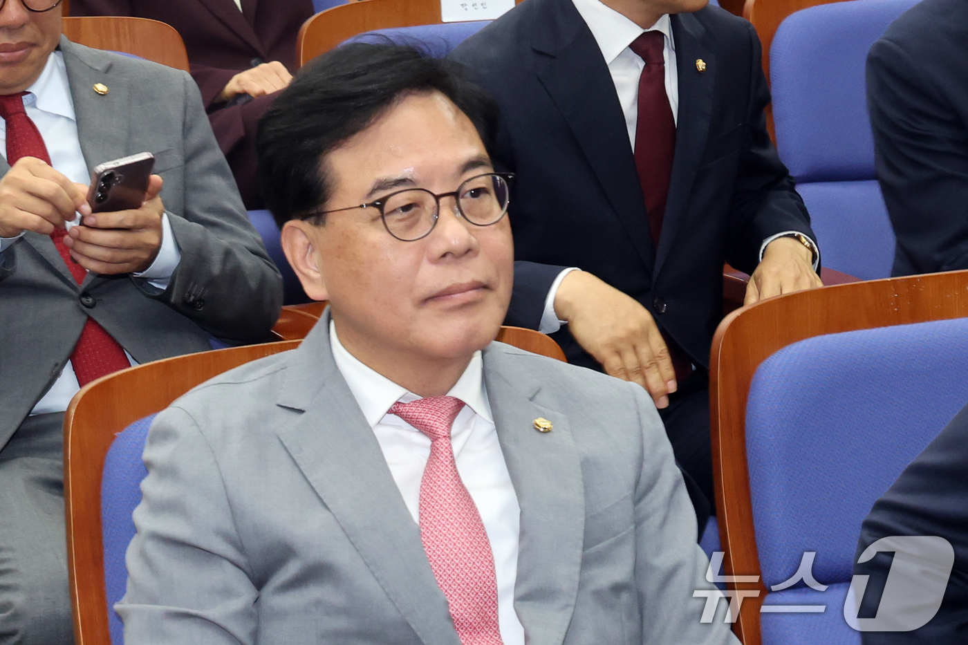 (서울=뉴스1) 황기선 기자 = 송언석 국민의힘 원내대표가 5일 오후 서울 여의도 국회에서 열린 의원총회에 자리하고 있다.  2026.6.5/뉴스1