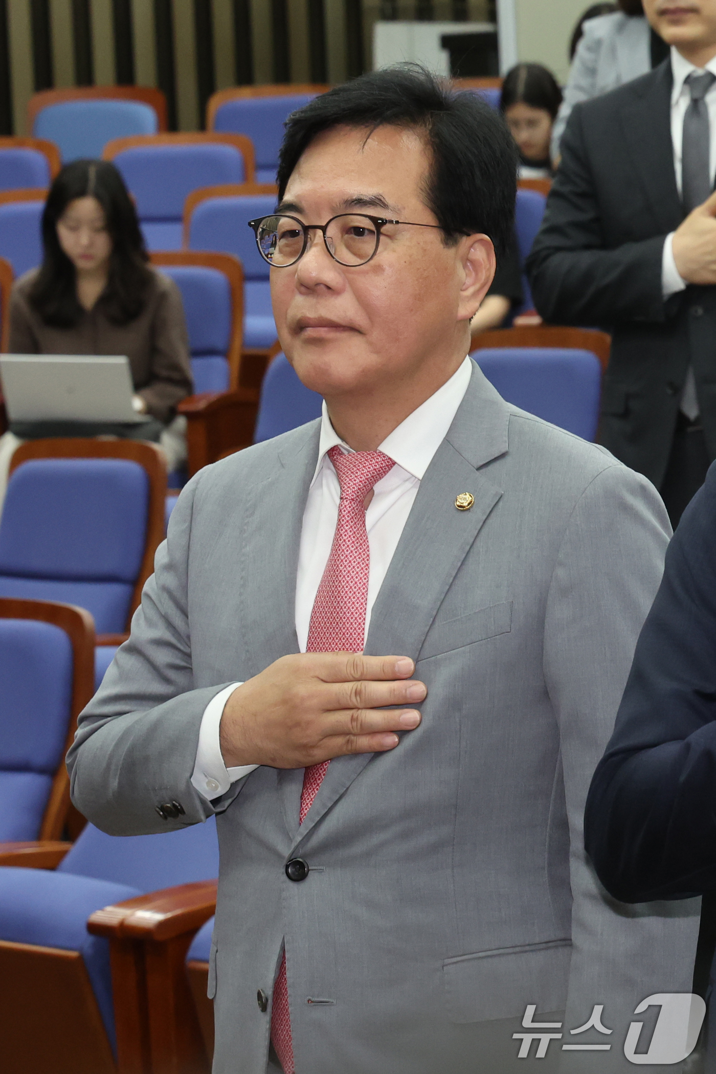 (서울=뉴스1) 황기선 기자 = 송언석 국민의힘 원내대표가 5일 오후 서울 여의도 국회에서 열린 의원총회에서 국민의례를 하고 있다.  2026.6.5/뉴스1
