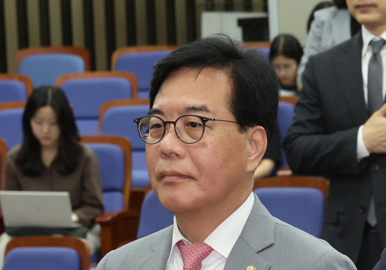 국민의례하는 송언석 원내대표