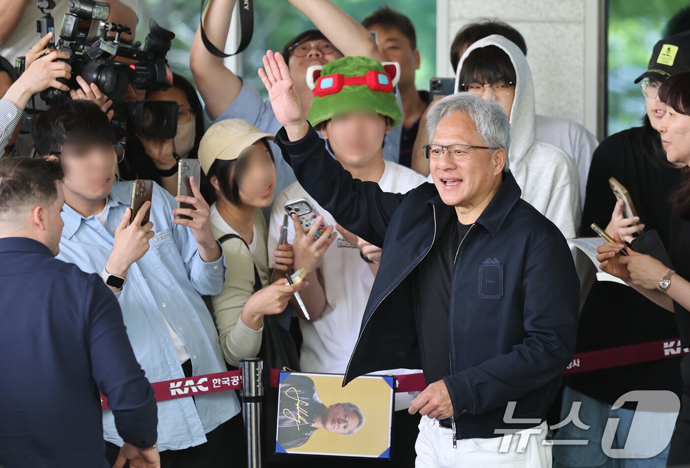 본문 이미지 - 젠슨 황 엔비디아 최고경영자(CEO)가 5일 오후 서울 강서구 서울김포비즈니스항공센터(SGBAC)를 통해 입국하며 인사하고 있다. 젠슨 황은 이날 국내 주요 기업 총수들과 회동할 예정이다. 2026.6.5 ⓒ 뉴스1 박지혜 기자