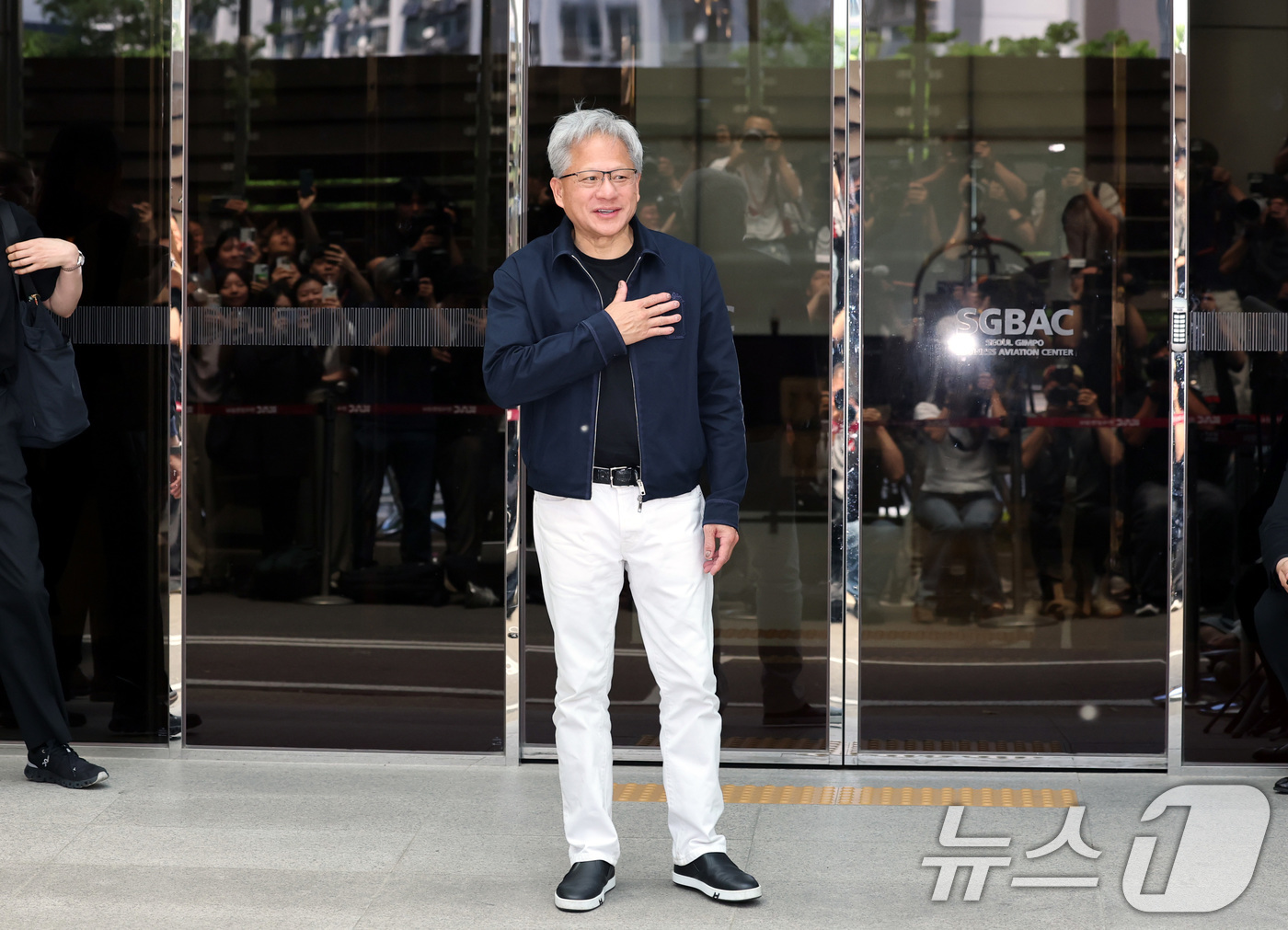 (서울=뉴스1) 박지혜 기자 = 젠슨 황 엔비디아 최고경영자(CEO)가 5일 오후 서울 강서구 서울김포비즈니스항공센터(SGBAC)를 통해 입국하고 있다.젠슨 황은 이날 국내 주요 …