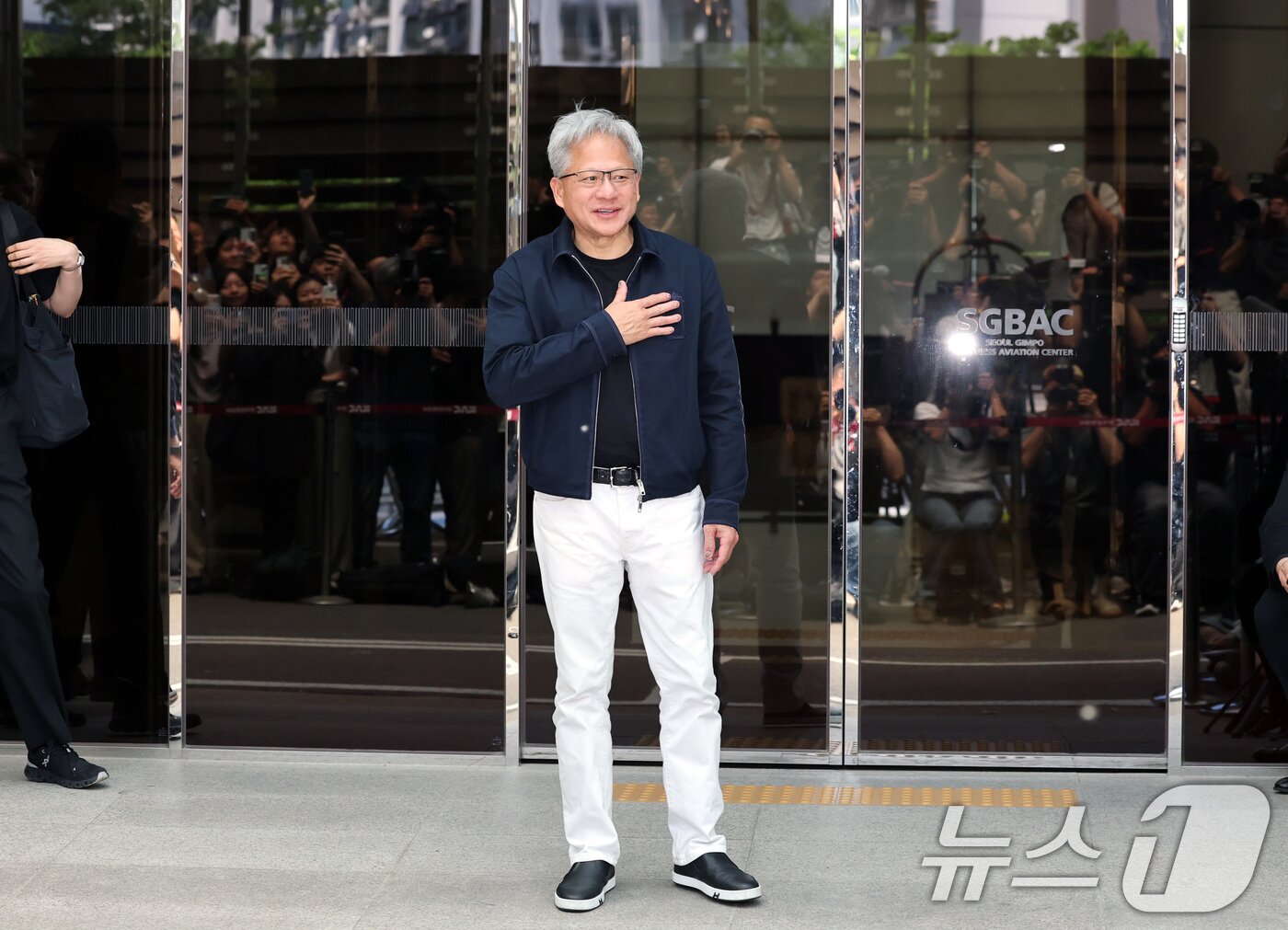 본문 이미지 - 젠슨 황 엔비디아 최고경영자(CEO)가 5일 오후 서울 강서구 서울김포비즈니스항공센터(SGBAC)를 통해 입국하고 있다. 젠슨 황은 이날 국내 주요 기업 총수들과 회동할 예정이다. 2026.6.5 ⓒ 뉴스1 박지혜 기자