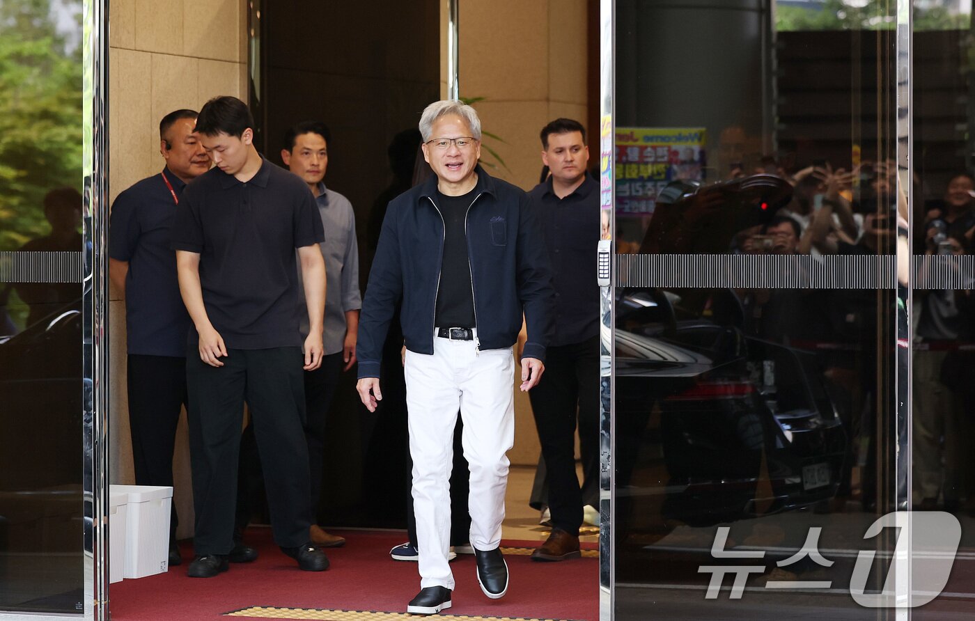 본문 이미지 - 젠슨 황 엔비디아 최고경영자(CEO)가 5일 오후 서울 강서구 서울김포비즈니스항공센터(SGBAC)를 통해 입국하고 있다. 젠슨 황은 이날 국내 주요 기업 총수들과 회동할 예정이다. 2026.6.5 ⓒ 뉴스1 박지혜 기자